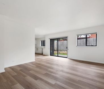 STUNNING TOWNHOUSE - NEAR NEW - Photo 1