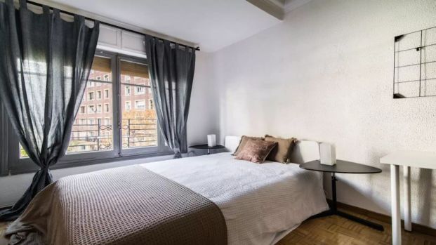 Room in a shared 5-bedroom apartment for rent in Vallehermoso, Madrid - Foto 1