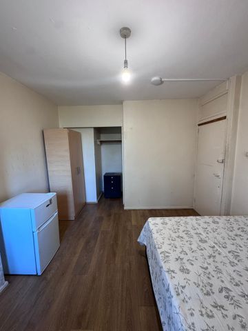 Room in a Shared House, Hampson Way, SW8 - Photo 5