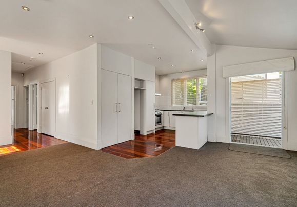 Sitting Pretty in Waterview! - Photo 1