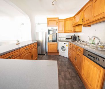 Castle Road Room 3 - Photo 3