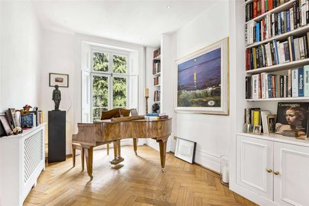 Contemporary stucco fronted house finished to a high standard throughout located in the heart of South Kensington. - Photo 3