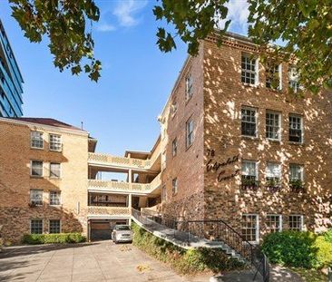 Spacious Two Bedroom Living Opposite Albert Park Lake - Photo 4