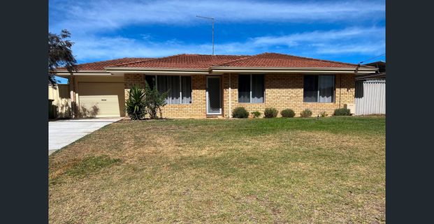 Neat & Comfortable Home in a Super Convenient Location! - Photo 1