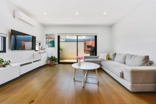 STYLISH TWO BEDROOM LIVING IN PRIME CHELTENHAM LOCATION - Photo 1