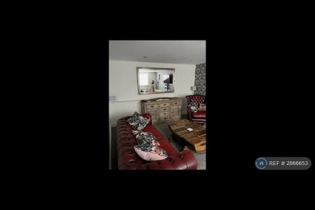 2 bedroom end of terrace house to rent - Photo 2