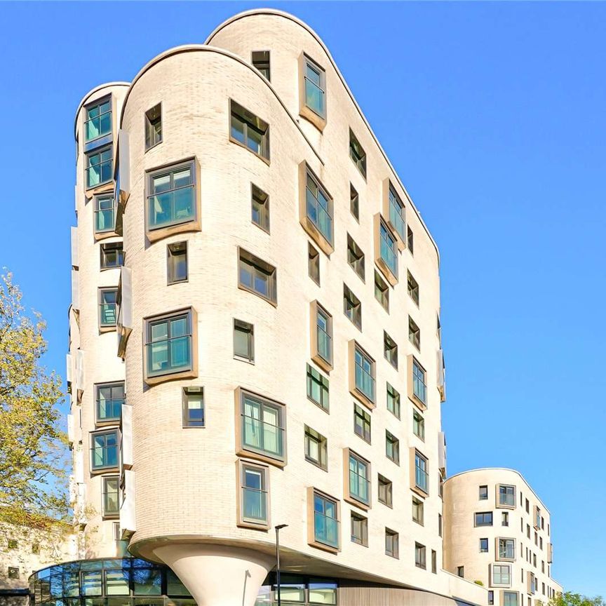 SHORT LET - Luxury two bedroom, two bathroom penthouse flat with breath-taking views of London in the heart of Clapham - Photo 1
