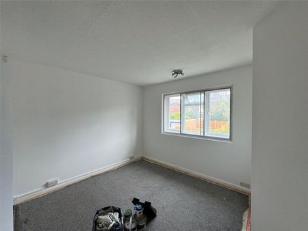 Beautifully Refurbished 2-Bedroom Maisonette with Private Garden in Sutton - Photo 4