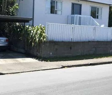 Charming 3BR Home with Garden & Deck! - Photo 3