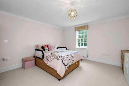 A charming first floor two bedroom apartment in Ascot. - Photo 5