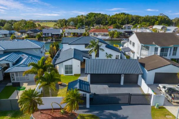 Prestige Waterfront Living | 5 Bedroom, Fully Furnished Residence | Runaway Bay Islands - Photo 1