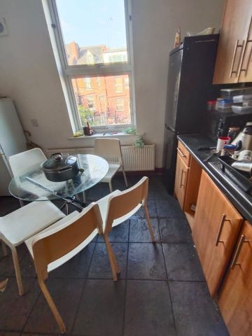 Room in a Shared House, Burley Road, LS4 - Photo 5