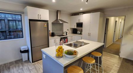 Westown, 4 bedrooms - Photo 2