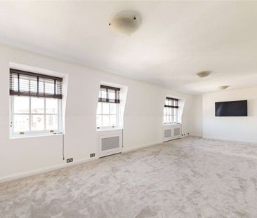 Top floor apartment in an attractive portered mansion block in Marylebone. - Photo 1