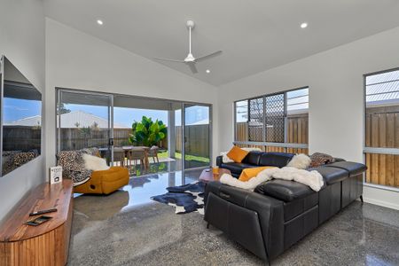 FURNSIHED HOME IN THE SOUGHT-AFTER PALMS RESIDENTIAL ESTATE! - Photo 4