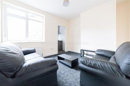 4 bedroom flat to rent - Photo 2