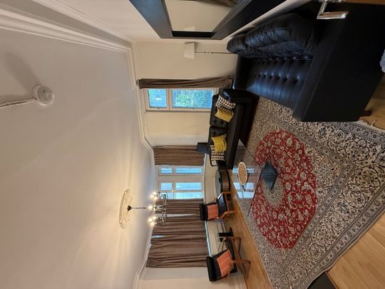 Manor House - Photo 1