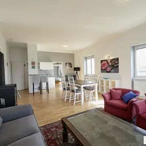 Bestlage Kaiserebersdorf! Möblierte 2-Zimmer-Wohnung für Singles oder Paare mit Balkon, Gartennutzung und Schwimmbiotop - Photo 2
