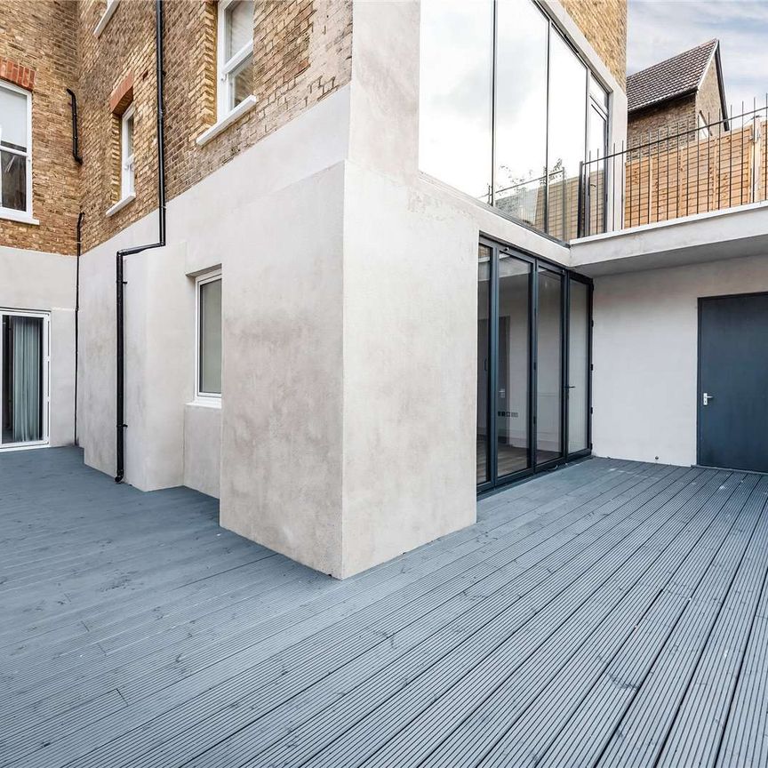 Stunning two bedroom, two bathroom apartment set in a much coveted and newly converted detached Ealing development. - Photo 1