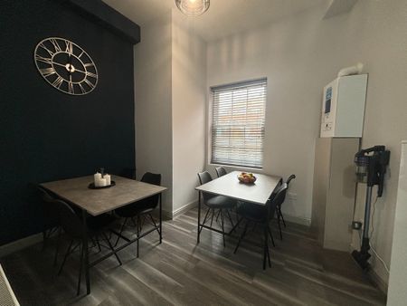 8 Bed Student Accommodation - Photo 2