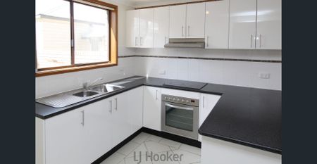 WELL PRESENTED TOWNHOUSE - Photo 4