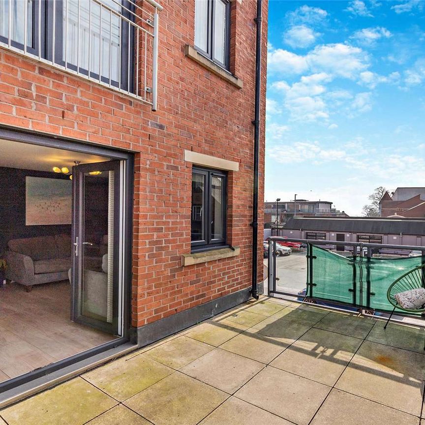 Modern, two bedroom second floor apartment with large balcony, located a few minutes' walk from Chester city centre and train station. - Photo 1