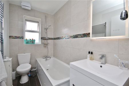 Elizabeth Court, Farncombe, GU7 3QZ - Photo 5