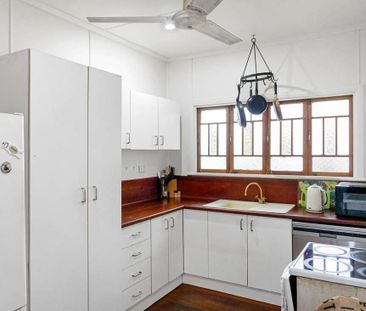 Charming Queenslander Home With Spa - Photo 5