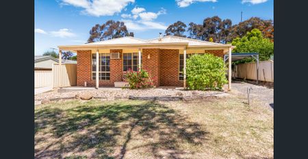 Cosy Three Bedroom Home - Photo 4