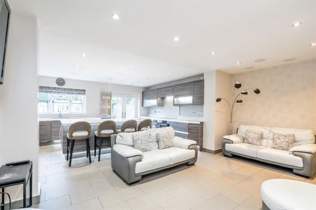 5 bed semi-detached house to rent in Regan Avenue, Shirley, Solihull - Photo 5