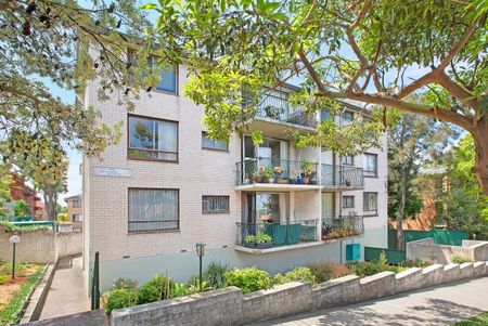 Spacious Two Bedroom Apartment with Balcony - Photo 5