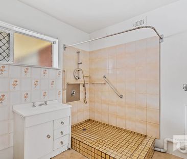 Comfortable 2-Bedroom Living in Convenient New Town - Photo 4