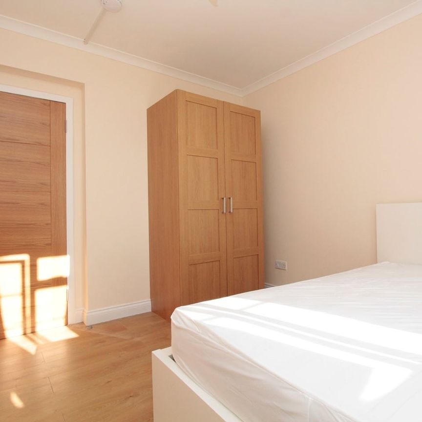 Room in a Shared Flat, George Belt House, E2 - Photo 1