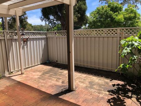 Spacious 3-Bedroom Townhouse - Photo 5