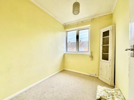 3 bedroom end of terrace house to rent - Photo 2
