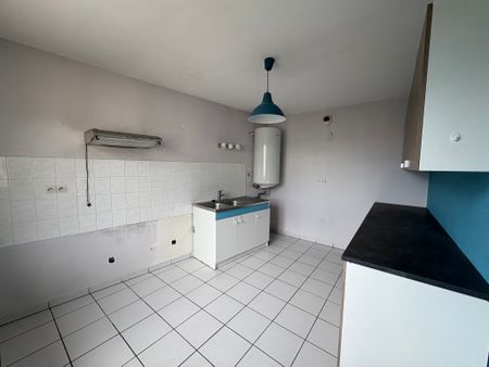 Location Appartement 3 pièces 70m² MONTROND LES BAINS 42210 - Photo 2