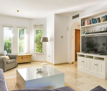 Luxury Semidetached House for rent in Estepona, Andalusia - Photo 4