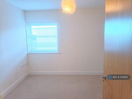 2 bedroom flat to rent - Photo 2
