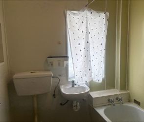 Tidy 2 bedroom unit - Photo 3