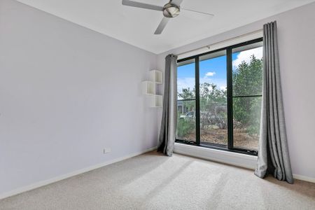 Stunning Family Home with Ducted Air Conditioning and Pool! - Photo 2