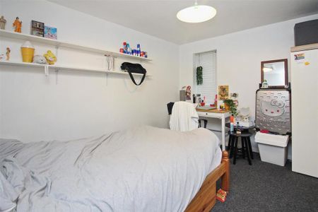 4 bedroom end of terrace house to rent - Photo 2
