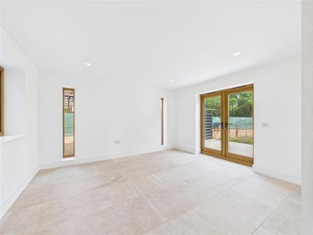 4 bedroom detached house to rent - Photo 4