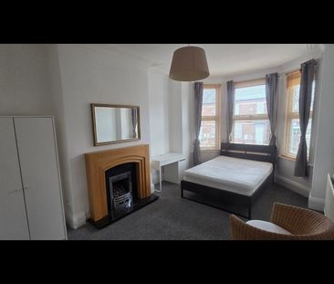 Room in a Shared House, Arthington View, LS10 - Photo 2