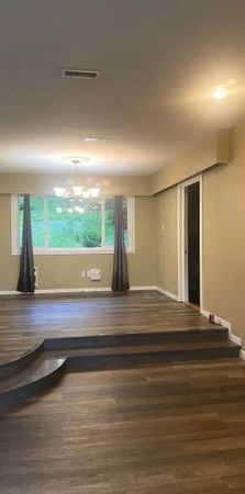 3 beds 2 baths + den upper suite - Photo 1