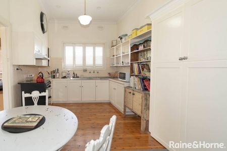 FULLY FURNISHED TURVEY PARK LIVING - Photo 3