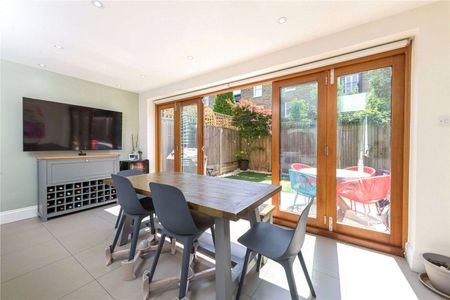 SHORT LET: £5750 per month for 5-6 month let or £6500 per month for under 5 months. A stunning family room with period features and fantastic living space - Photo 3