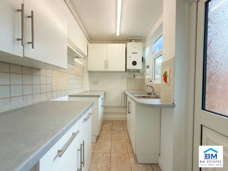 3 Bedroom Terraced - Photo 3