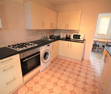 5 bedroom end of terrace house to rent - Photo 4