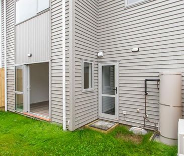 Modern 3 bedroom townhouse with water views in quiet cul-de-sac! - Photo 4