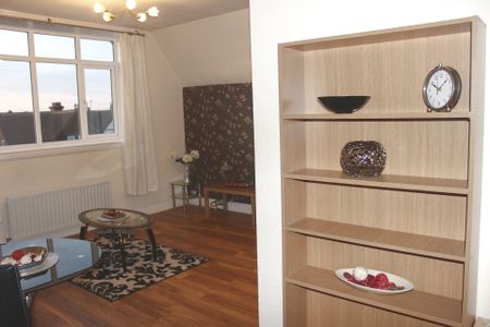 **STYLISH** Spacious, FULLY FURNISHED 1 Bedroom Apartment *Private Parking* Close to City Centre, HOSPITALS & UNIVERSITIES. STUDENTS** - Photo 4